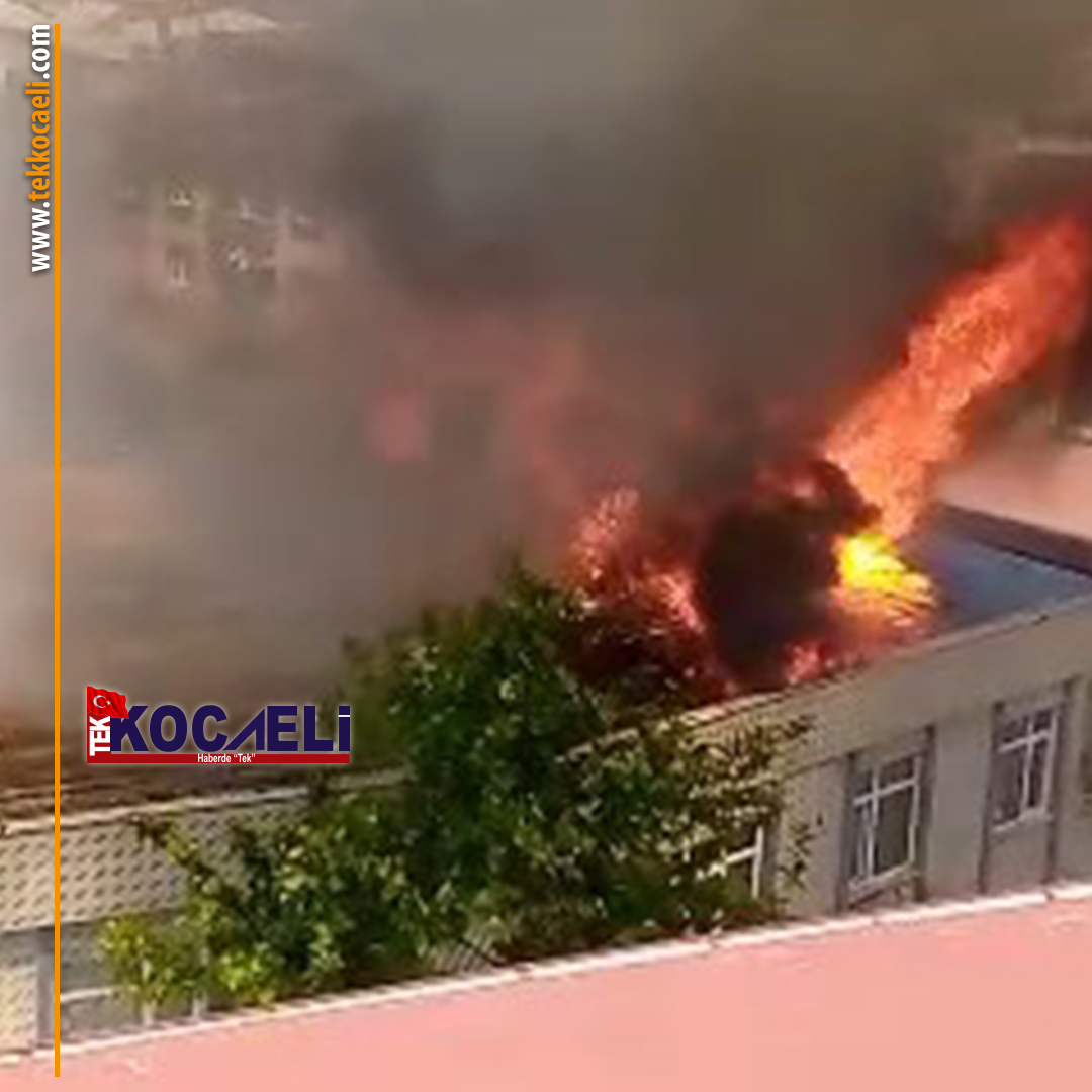 Alev alev yanan çatı vatandaşları sokağa döktü