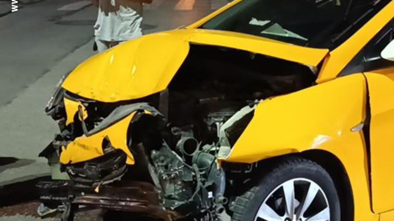 Ticari taksi ile otomobil kavşakta çarpıştı: 1 yaralı