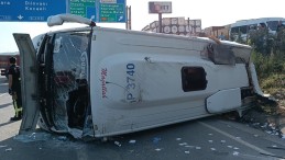 Servis midibüsü devrildi; 13 işçi yaralandı