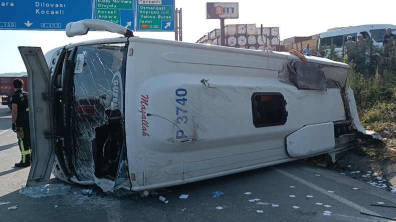 Servis midibüsü devrildi; 13 işçi yaralandı