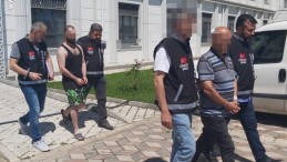 Kavgada komşularını baltayla ağır yaraladı; Baba ve oğul tutuklandı