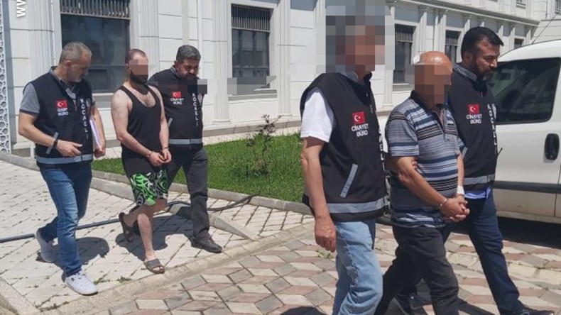 Kavgada komşularını baltayla ağır yaraladı; Baba ve oğul tutuklandı