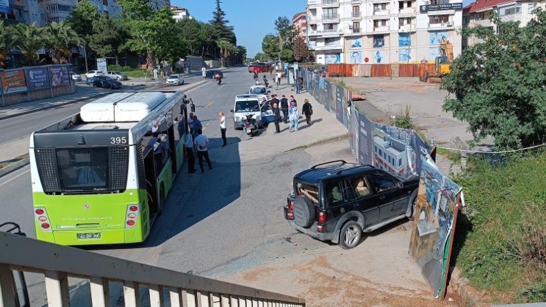 Kocaeli’de kaza sonrası iki şoför birbirine girdi