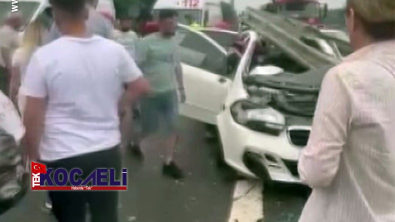 Korkunç kaza; Otomobil bariyerlere ok gibi saplandı