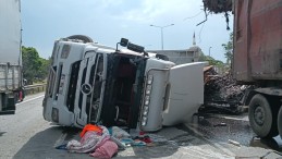 Hurda yüklü tır devrildi: Yol 3 saat kapalı kaldı