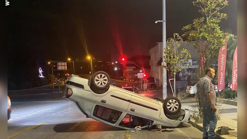 Aydınlatma direğine çarpan otomobil takla attı: O anlar kamerada