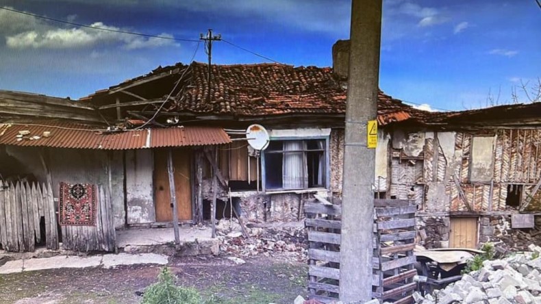 Gölcük’te Metruk Ve Orta Hasarlı Bina Yıkımları Sürüyor