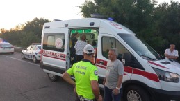 3 araç kaza yaptı, trafik felç oldu; Yaralılar var