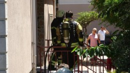 Derince’de yangın; Kız çocuğunu komşusu kapıyı kırarak kurtardı