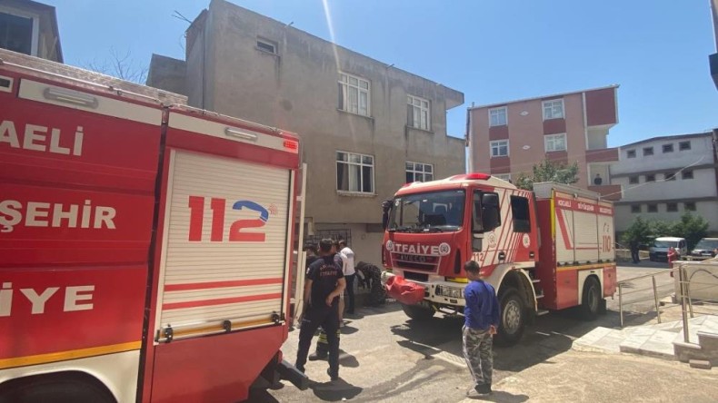 Üç katlı binada yangın paniği; Ev sahibi dumandan etkilendi