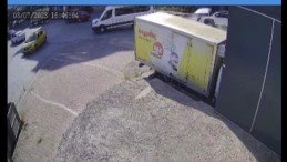 Araç, çarpıştığı hafif ticari aracın üstünden atladı: 1 yaralı