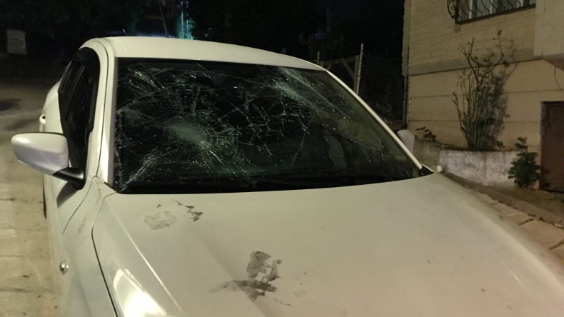 Sokakta terör estirdiler: Otomobilin camlarını kırdılar, 2 kişiyi bıçakla yaraladılar