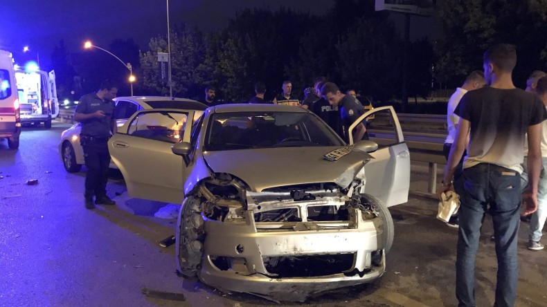 Kazada kopan tekerlek başka kazaya sebep oldu: 2 yaralı