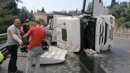 Boru yüklü TIR devrildi