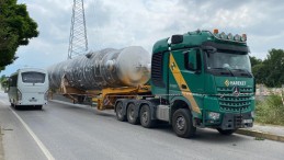 Kazan yüklü TIR kavşaktan geçemedi, yolda kaldı