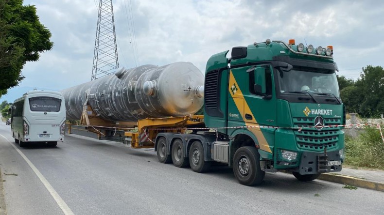 Kazan yüklü TIR kavşaktan geçemedi, yolda kaldı