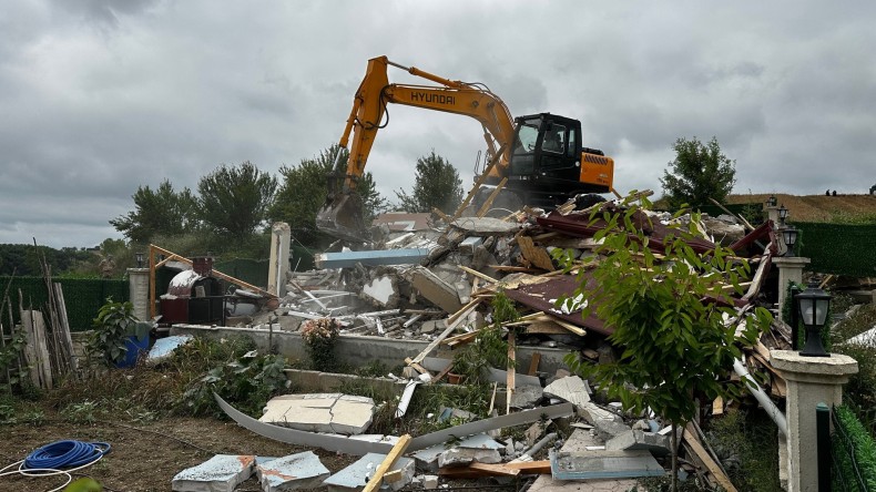 Derince’de 3 kaçak yapı yıkıldı