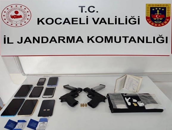 Şüpheli araçtan uyuşturucu ve silah ele geçirildi