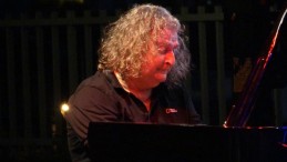 Tarihi konağın bahçesinde piyano konseri kulakların pasını sildi