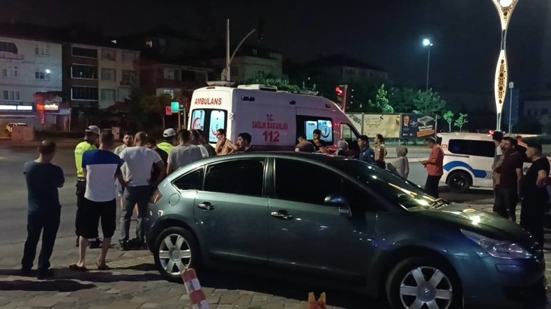 Yolun karşısına geçmek isteyen kadına otomobil çarptı