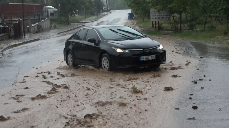 Şiddetli yağmur sürücülere zor anlar yaşattı
