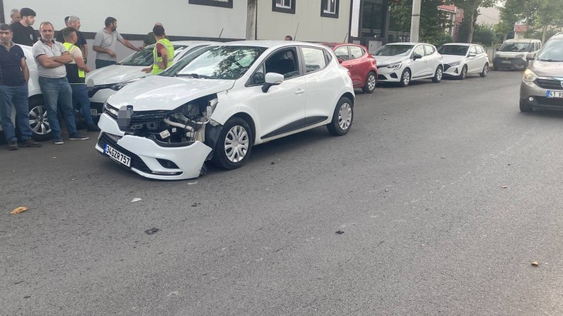 Otomobilin yayaya çarptığı feci kaza anı kameraya yansıdı