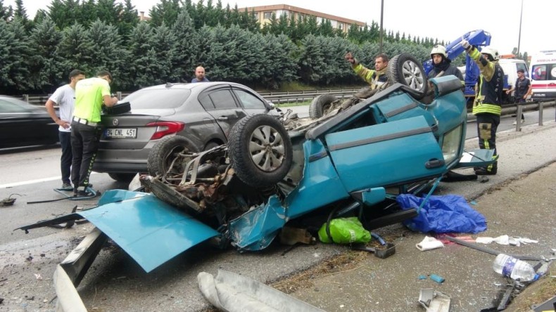 Otomobil araca çarptı, takla attı; 1 ölü, 1 yaralı