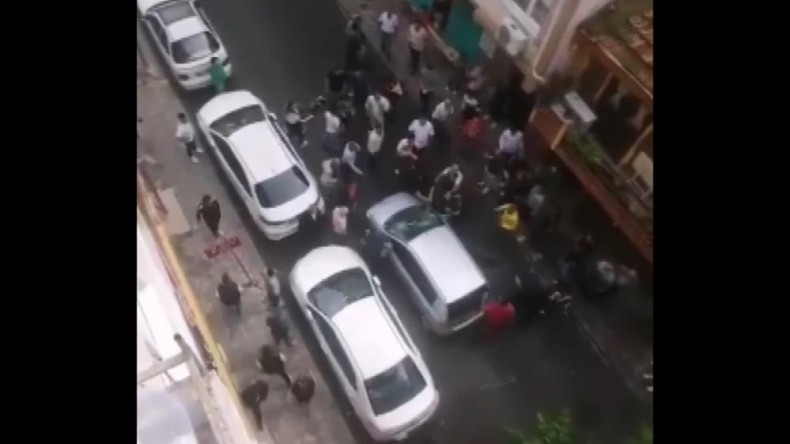 Otomobil yayaya çarptı, ortalık karıştı, sopayla camlarını kırdı