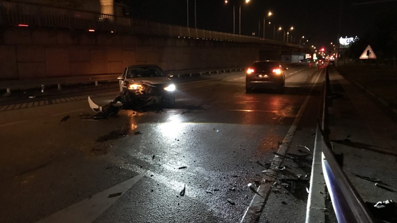 Bariyerlere çarpan otomobil yolun ortasında durabildi: 1 yaralı