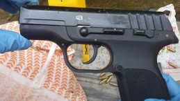 İş yerinde gasp etti, silahla vurdu