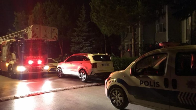 Evli çift kapıda kaldı, çilingir açamadı, itfaiye geldi