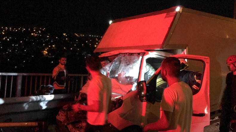 Kamyonet Tıra Arkadan Çarptı: 2 Yaralı