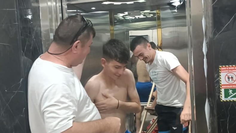 Temizlik yapan 3 genç asansörde mahsur kaldı