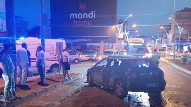 Frenleri tutmadı, başka araçlara çarpmamak için refüje çarpıp durdu