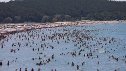 Onlarca kişi boğulmaktan kurtarıldı