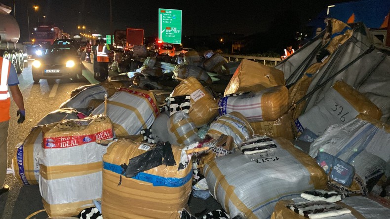 Tırın Devrilen Yüklerine Otomobil Çarptı: 3 Yaralı