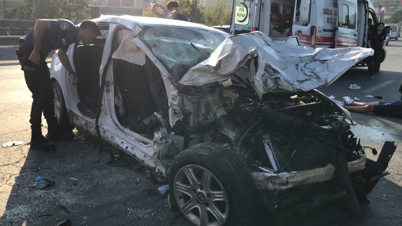 TEM’de hız gösterge ibresi 140’ta takılı kalan otomobilden 7 yaralı çıkarıldı