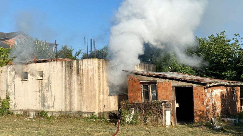 Yangını Fark Eden Baba İle Kızı Dışarı Çıkarak Kurtuldu