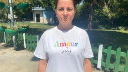 Annesi sokak sokak kaybolan kızını arıyor