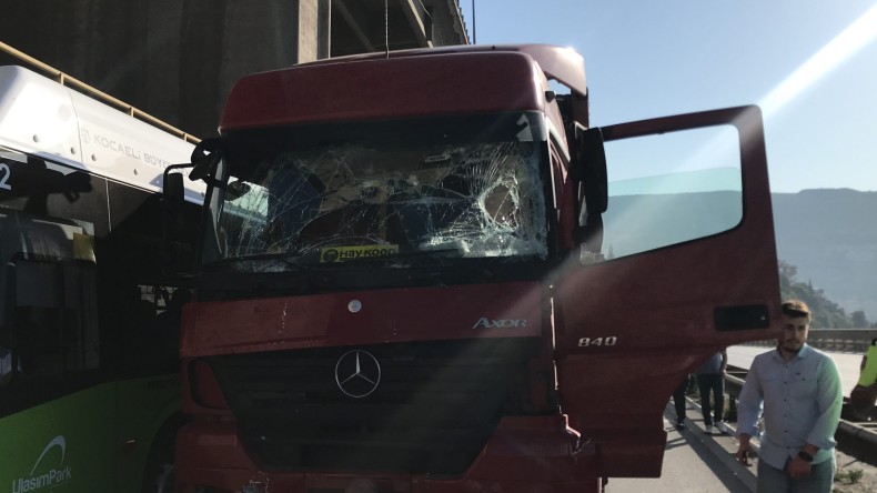 Zincirleme Kazada Servis Minibüsündeki 4 İşçi Yaralandı