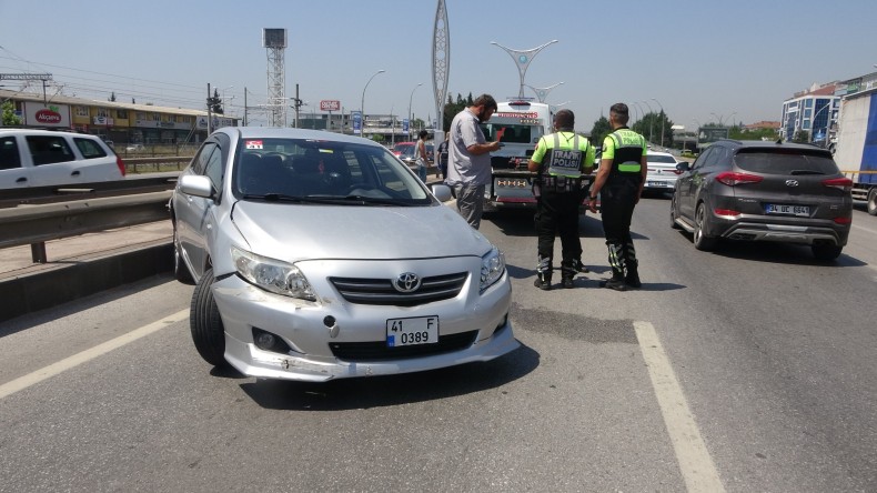 Kamyon, Kör Noktasına Giren Otomobile Çarptı