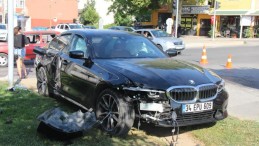 Lüks otomobil ile hafif ticari araç çarpıştı: 3 yaralı