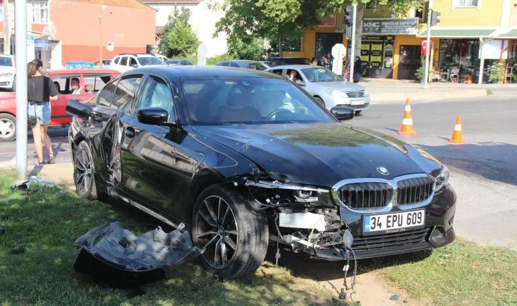 Lüks otomobil ile hafif ticari araç çarpıştı: 3 yaralı