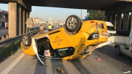 Kamyonetle çarpışan Ticari taksi takla attı; Sürücü hastaneye kaldırıldı