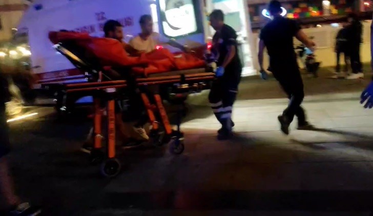 İzmit’in göbeğinde kovaladığı genci bıçakladı