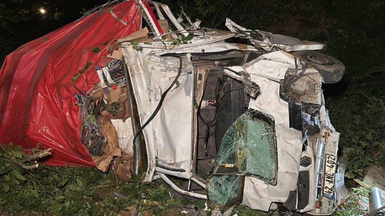 Kamyon dere yatağına uçtu: Yaralılar var