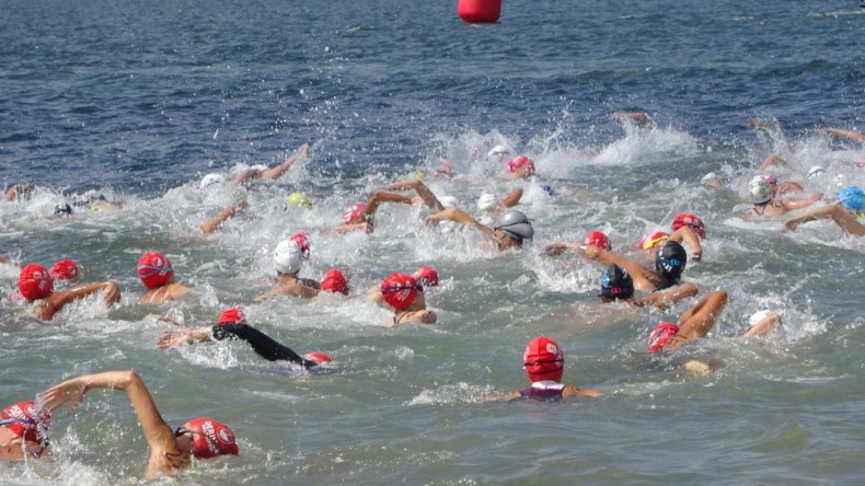 11 ilden 600 sporcu, İzmit Körfezi’nde nefes kesti
