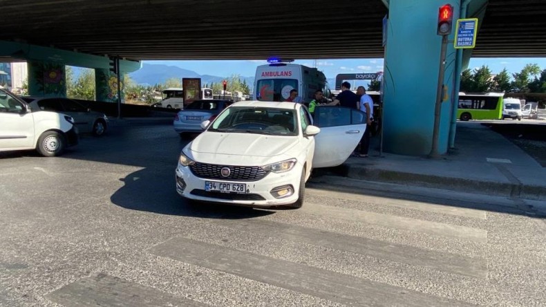 Kocaeli’de iki otomobil kavşakta çarpıştı: 2 yaralı