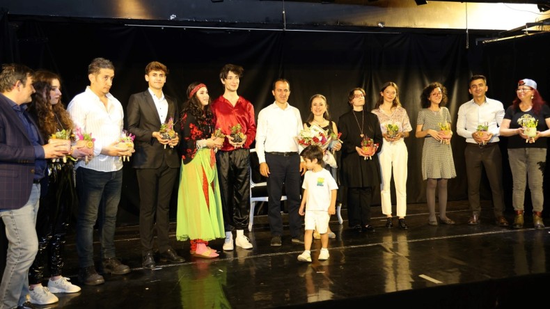 “Aşk Her Zaman Güzeldir” Sahne Aldı