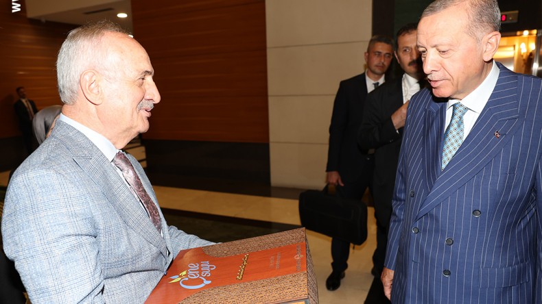 Aygün, Cumhurbaşkanı Erdoğan’a Çenesuyu’nun Cam Şişe Ürününü Takdim Etti
